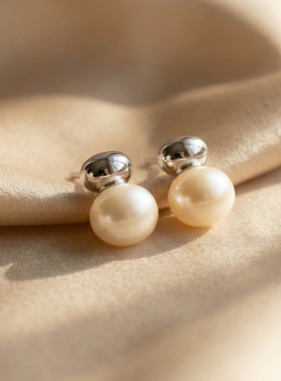 Elegant Silver-Tone Pebble & Pearl Stud Earrings – Minimalist Modern Jewelry