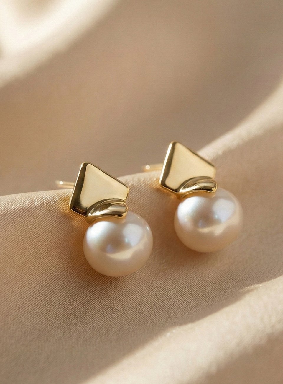 Elegant Geometric Mother of Pearl Stud Earrings – Modern Minimalist Jewelry