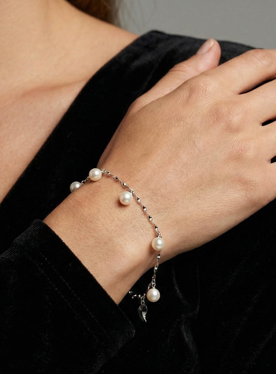 Elegant White Pearl Bracelet with Twisted Silver-Toned Chain & Leaf Charm